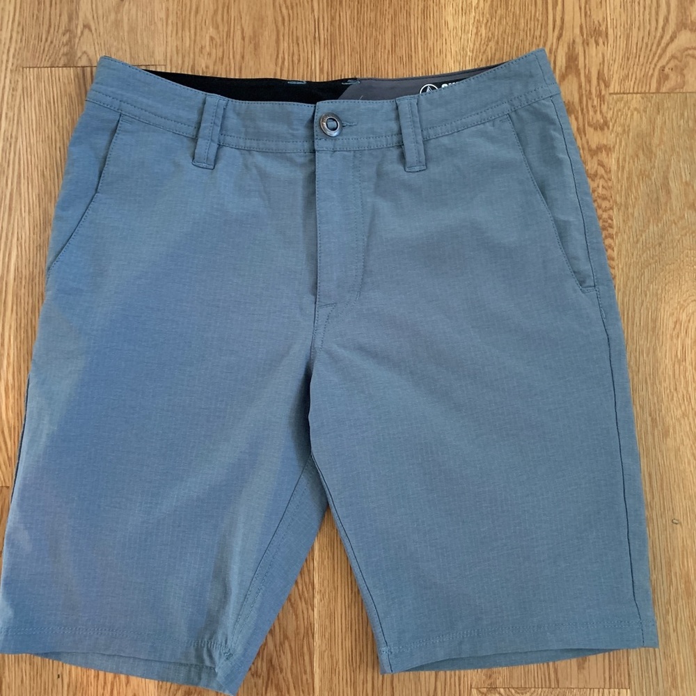 CLOSET CLEARANCE Men’s Volcom surf and turf gray shorts size 28